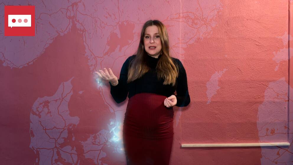 SVT:s reporter Johanna Holstein står framför en rosatonad kara som visar södra Sverige och delar av Danmark.