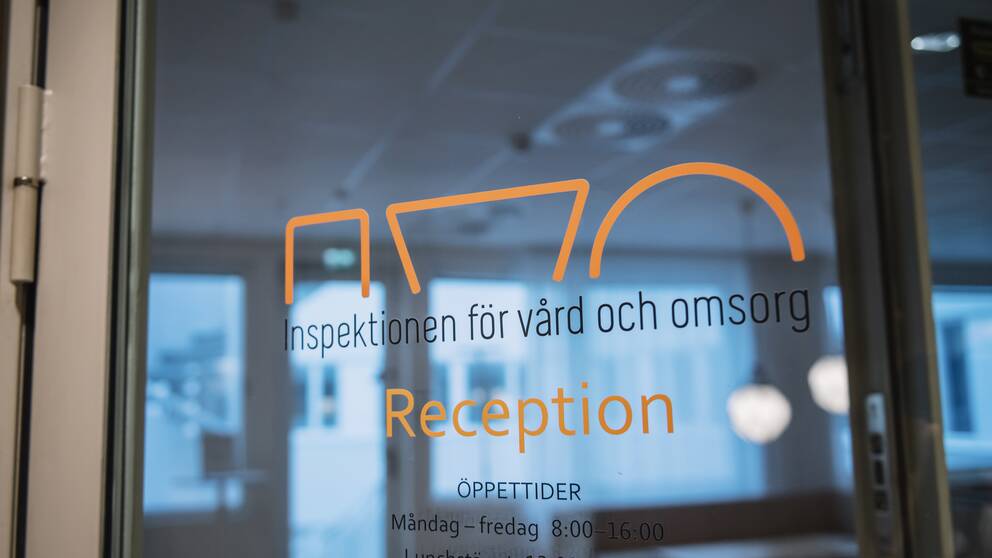 Entrén till Inspektionen för vård och omsorgs reception, en genomskinlig glasdörr. 