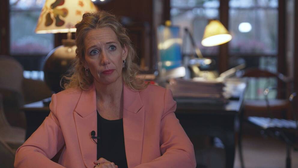 Mia Edwall Insulander, generalsekreterare på Advokatsamfundet tycker att man måste stärka kontrollen av jurister efter att SVT avslöjat hur juristen Soheil Naderi lurat sina klienter.