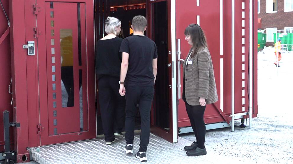 Elever i Umeå går in i en container för att ta del av iscensatta krisscenarion
