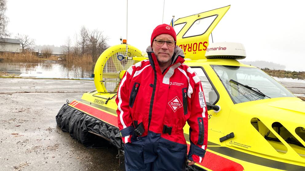 Christer Brostedt, befälhavare på sjöräddningssälskapet, framför svävaren som räddar människor på Mälarens is. 
