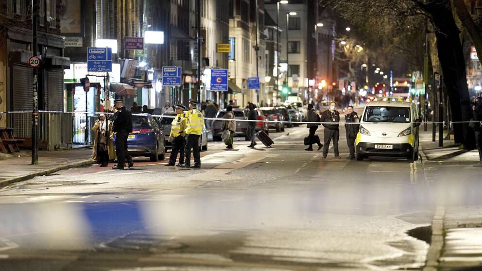 Polisavspärrningar och poliser i norra London efter en skjutning. 