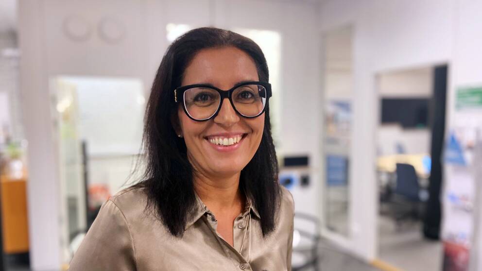 Nasim Oveissi, företagsutvecklare på TEK kompetens. En kvinna men långt mörkt hår och glasögon som står i företagets kontorslokaler.
