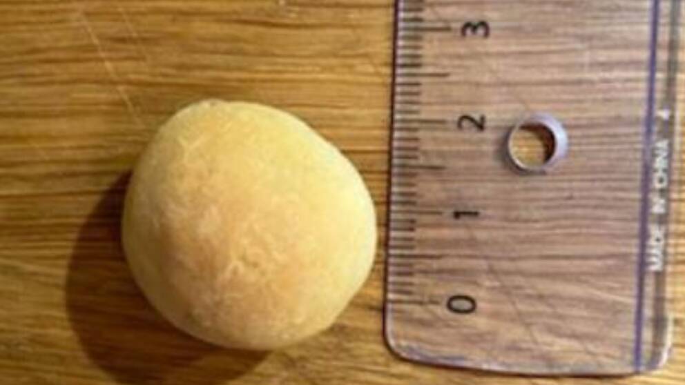 Hittills i år har polisen fått in 14 anmälningar om specialtillverkade bullar och livsmedel på olika platser i Malmö. Bullarna är inte stora och ligger utspridda på stigar och gator. Flera av dem har hittats i eller kring Pildammsparken i Malmö
