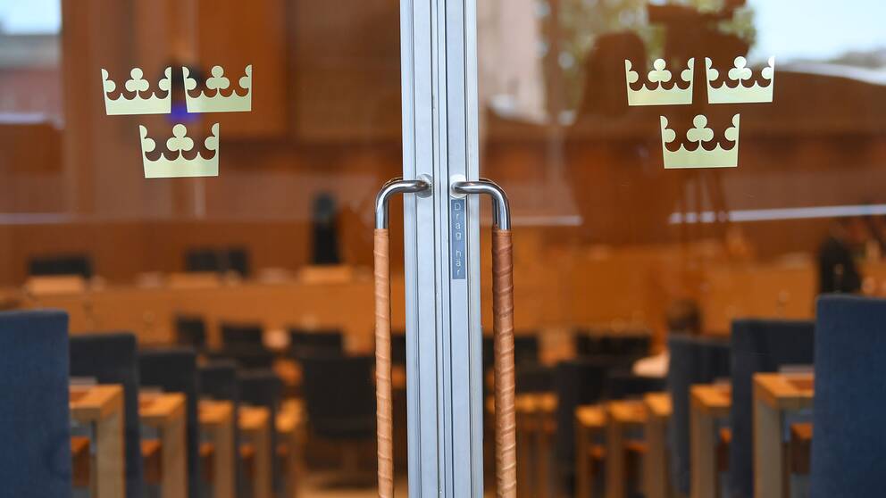 Dörren in till kammaren i riksdagen.
