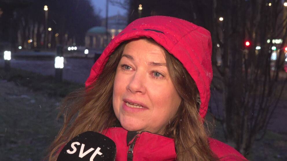Anna-Karin Niemann, Gävlebockens talesperson står i snöblandat regnrusk med röd luva.