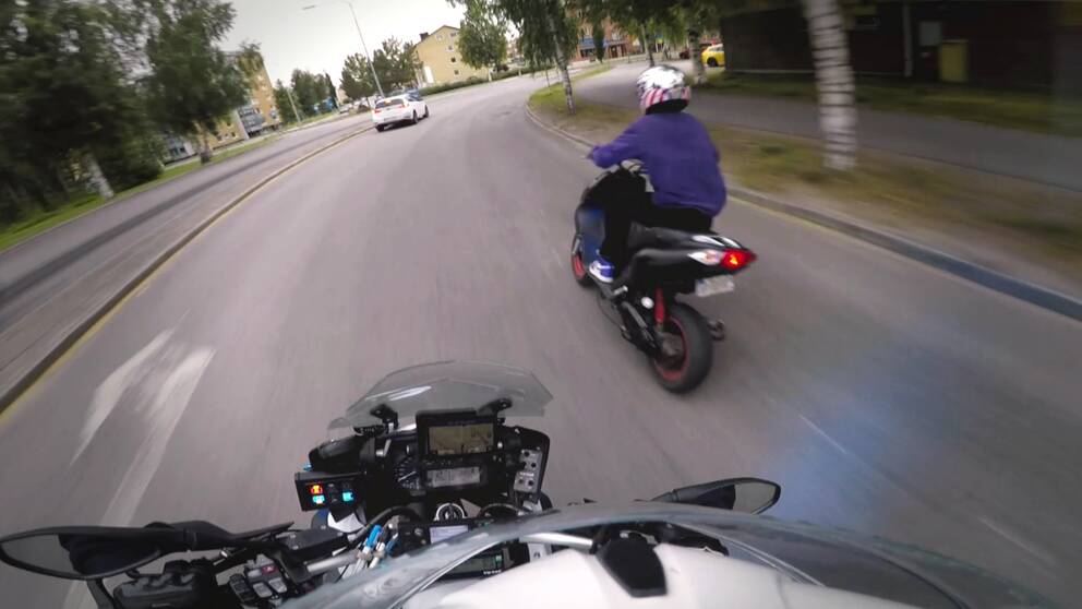 Polismannens kamera filmar hur jakten i Piteå går mellan bilar, korsningar och hustomtar.