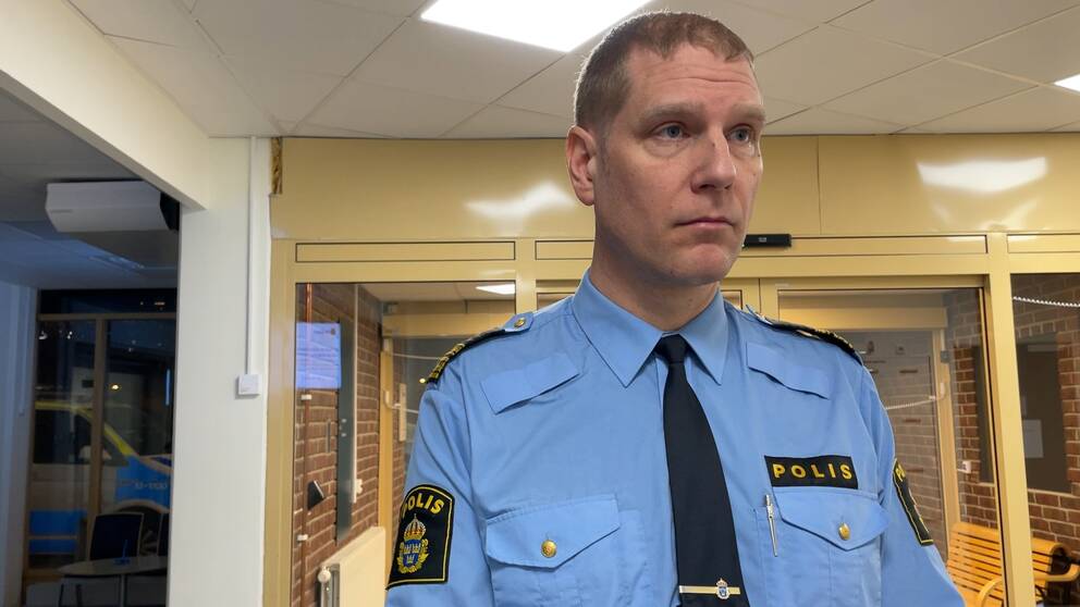 På bilden är Josef Wiklund, lokalpolisområdeschef i Medelpad och han har på sig en blå polisskjorta. Han tittar inte in i bild utan åt höger. Bilden är tagen inomhus.