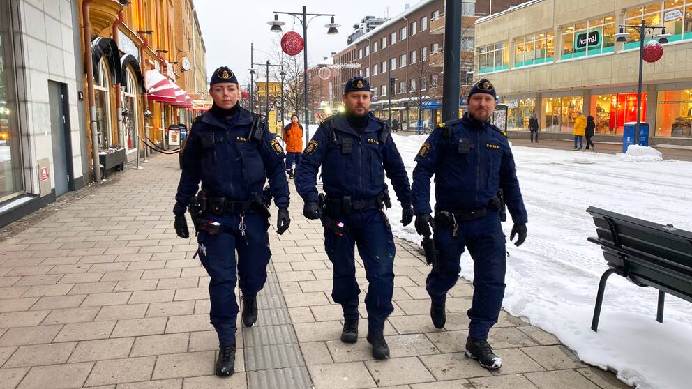 Områdespoliserna Martina Renholm, Joakim Östlund och Patrik Tabell patrullerar i Luleå centrum.