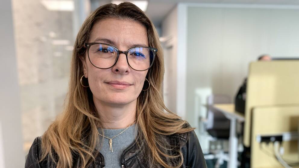 Larisa Muslijovic, bemanningschef. Långt brunt hår, skinnjacka och glasögon.
