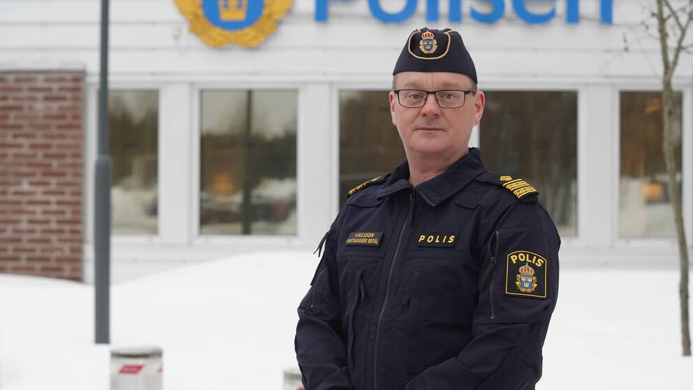 Vakthavande befäl, Fredrik Nilsson står iklädd polisuniform utanför polishuset i Umeå.