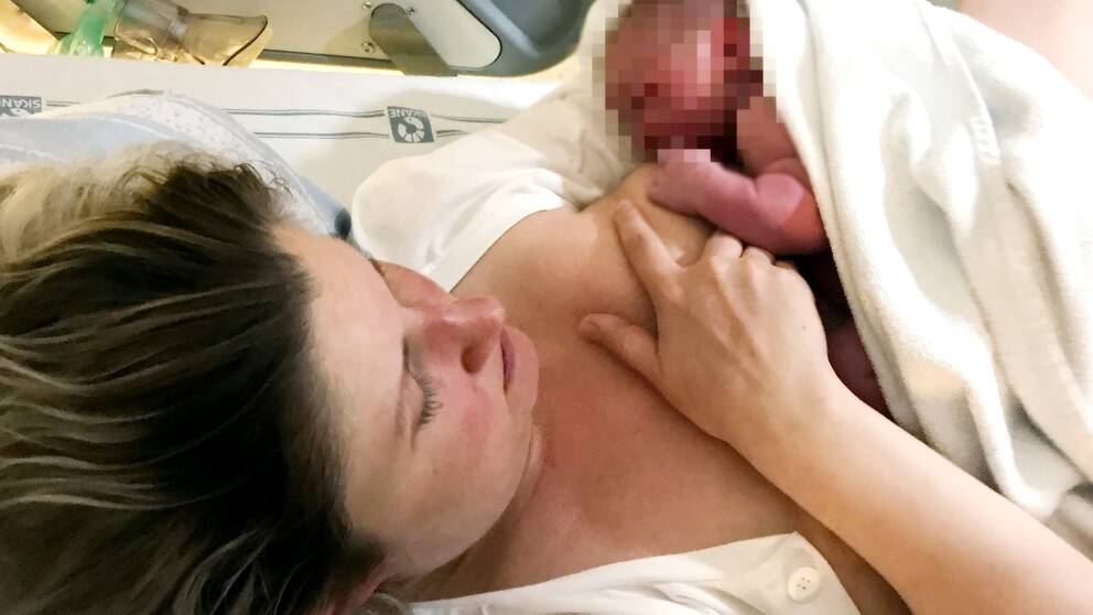 Barn ligger på sin mammas bröst efter förlossningen