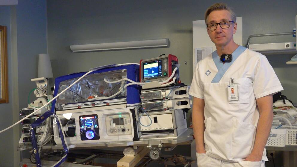 Barnläkaren Magnus Domellöf står framför en kuvös