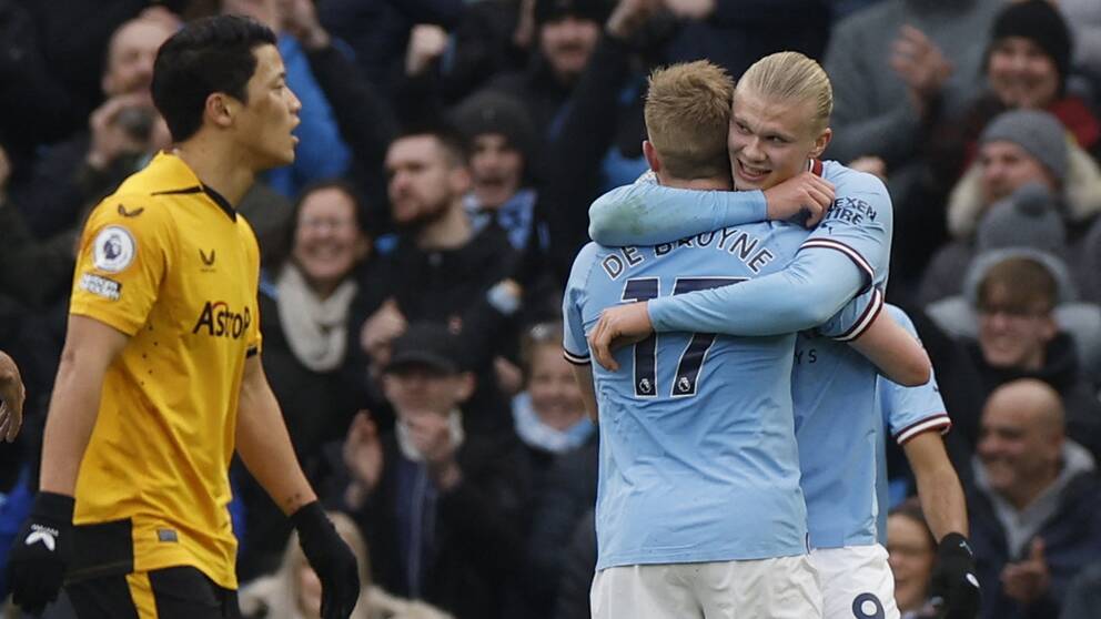 Erling Haaland kramas om efter ännu ett mål i Premier League. Han är redan uppe i 25 stycken på 19 matcher.