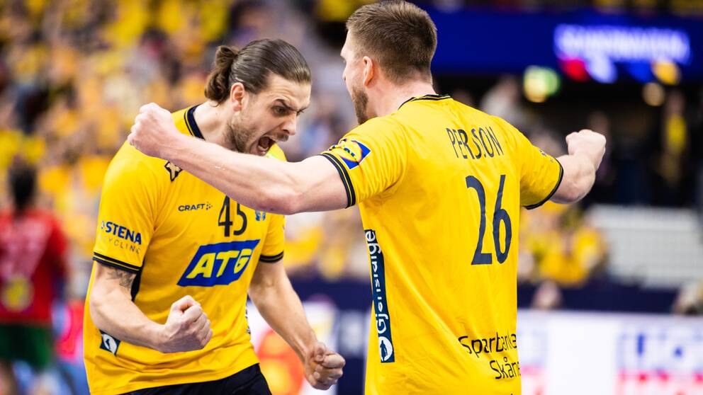 Sverige slog Portugal och nu väntar kvartsfinal i VM. Här jublar Olle Forsell Schefvert och Linus Persson.
