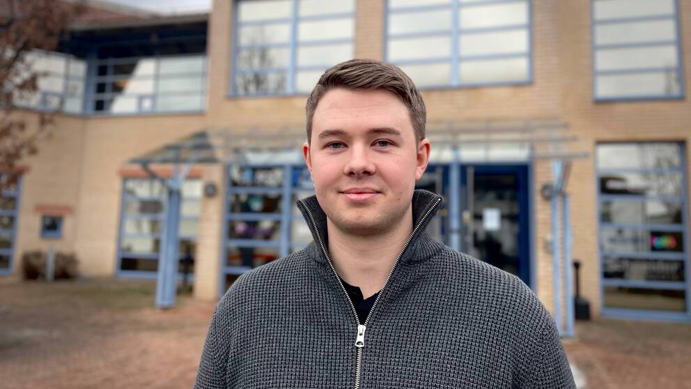 Filip Allerbo, 23 år står framför sitt jobb i Berga Helsingborg. Han jobbar som VVS-ingenjör.