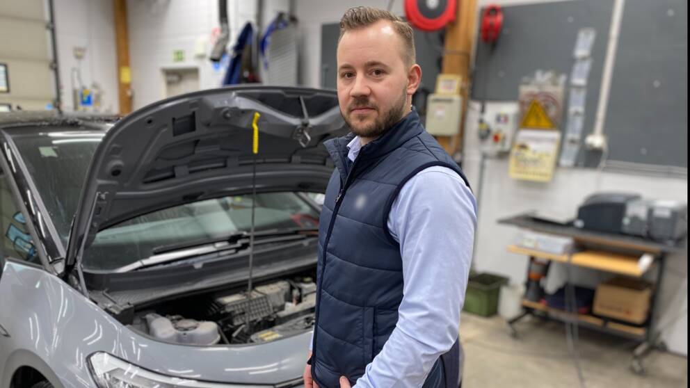 Viktor von Wachenfeldt står framför en bil i en verkstad.