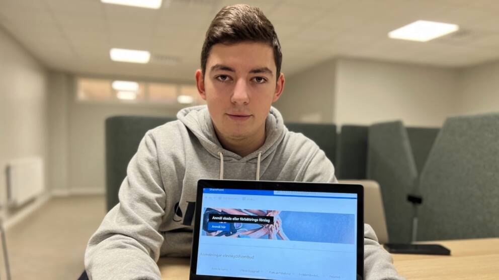 Ádám, som pluggar på Bäckadalsgymnasiet i Jönköping, sitter på en stol i soffan och kollar rakt in i kameran. Framför honom står en skoldator med skärmen mot kameran.