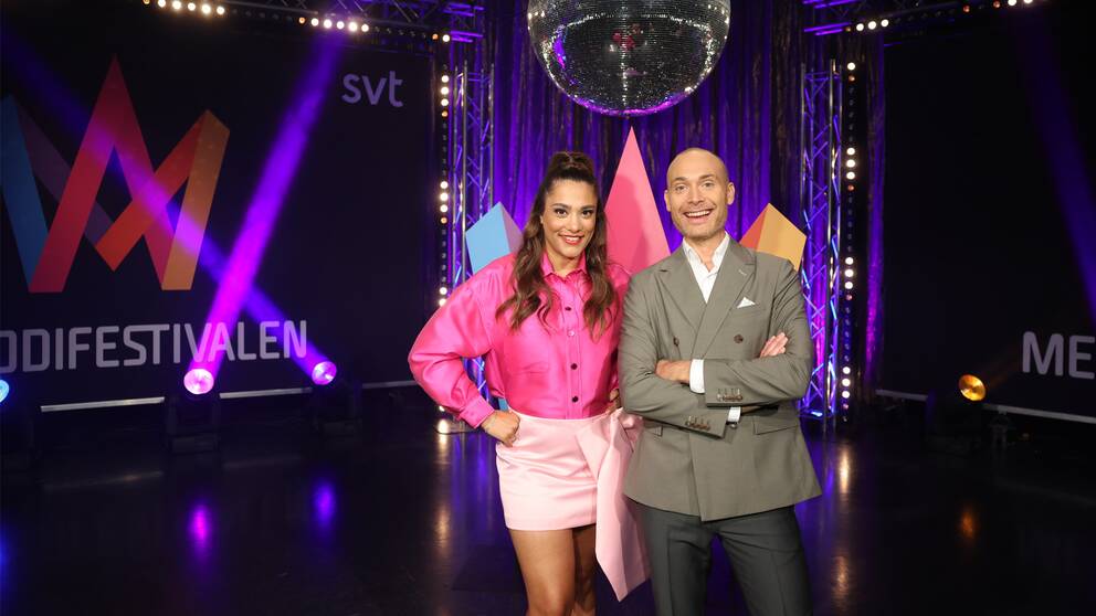 Farah Abadi och Jesper Rönndahl står, programledare för Melodifestivalen 2023.