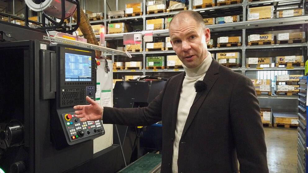 Markus står framför en maskin som han visar