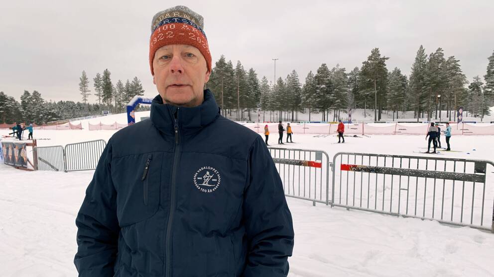 Vasaloppets sportchef Tommy Höglund står utomhus vid Hemus skidstadion, det är snö runtomkring