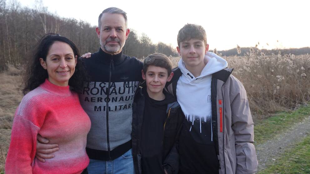 Familjen Rosenberg står ute i naturen och tittar in i kameran. Sönerna går numera på International School of Karlskrona, Karlskrona Internationella Grundskola, i Karlskrona kommun. Det en IB-skola. IB är en internationellt erkänd studentexamen.