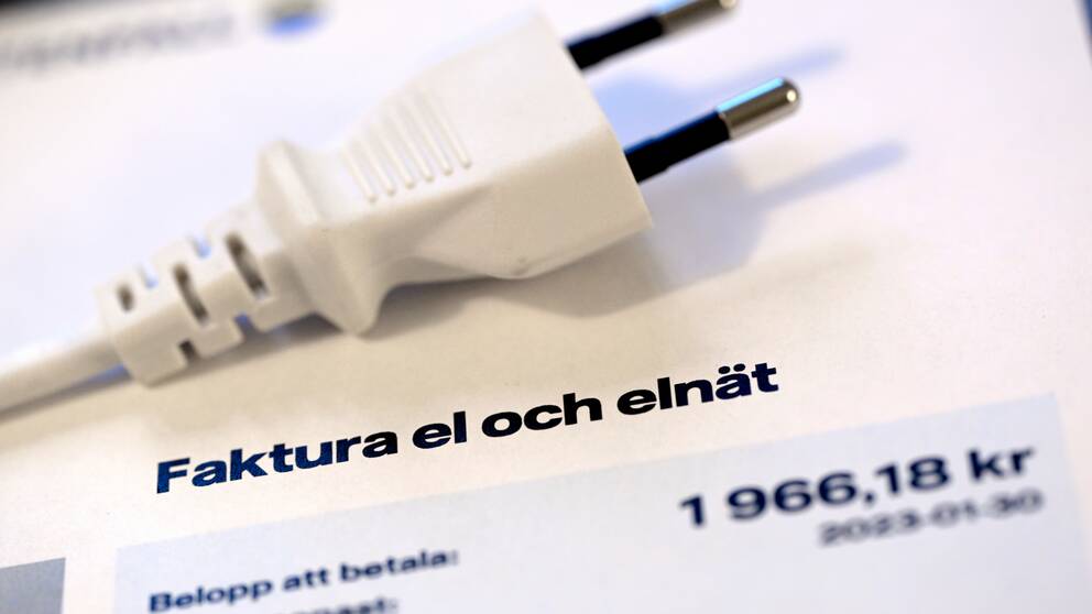Kuva sähköjohdosta ja sähkölaskusta.
