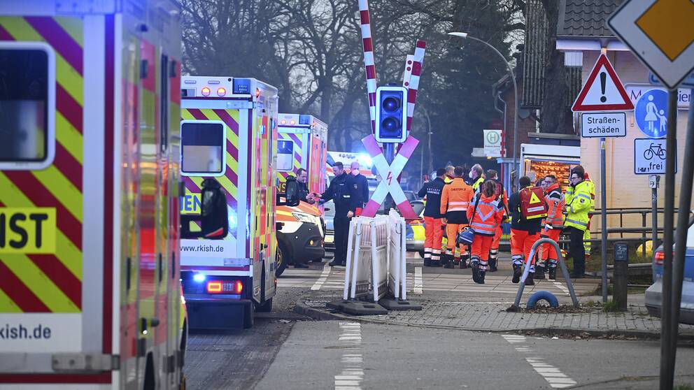 Polis och räddningstjänst på plats i Brokstedt i norra Tyskland.