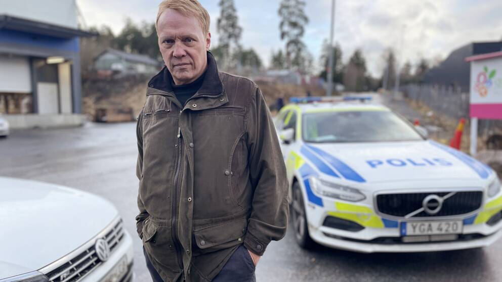 Sven Demitz-Helin är vd för det företag som utsattes för en explosion under natten mot torsdag. Här står han framför en polisbil i aktuellt industriområde.