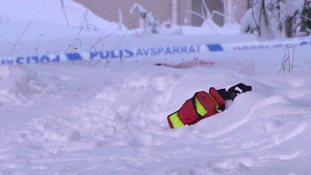Bild på en sjukvårdsväska i snön, bakom ett polisavspärrningsband.