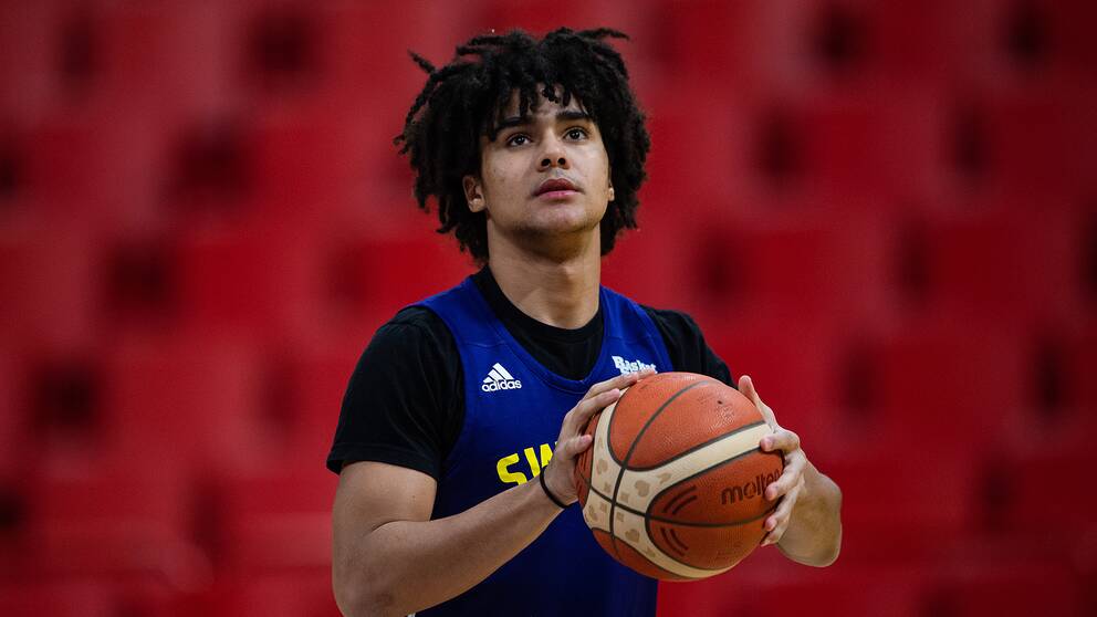 SVT erfar att baskettalangen Elliot Cadeau kommer att göra landslagsdebut i VM-kvalet mot Tyskland den 24 februari. Matchen sänds i SVT.