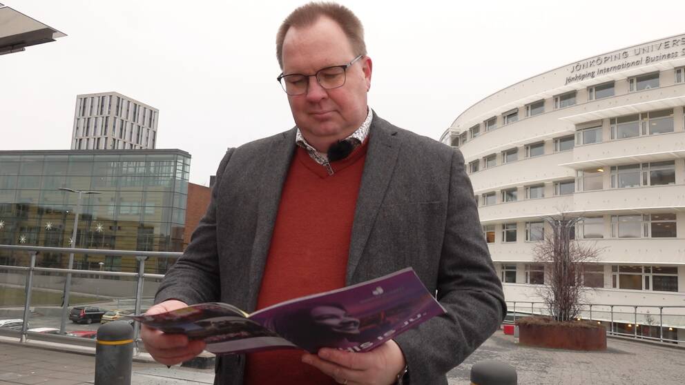 Robert Gunnarsson, vicerektor för utbildning på Högskolan i Jönköping, kollar i en utbildningskatalog.