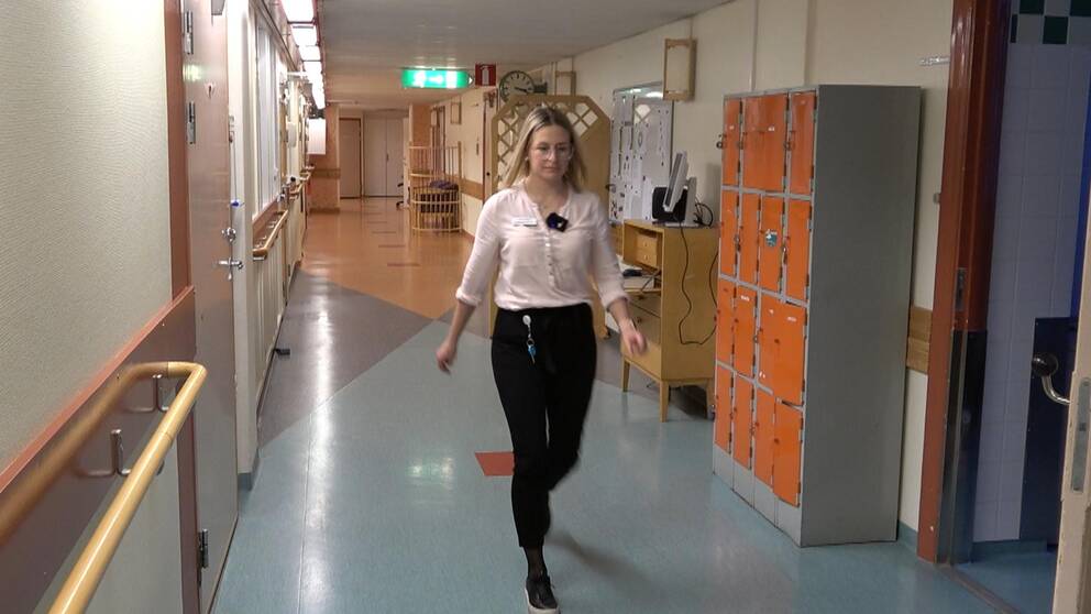 Svegs hälsocentrals enhetschef Lina Ideborg går framåt i korridoren på sjukhuset i Sveg.