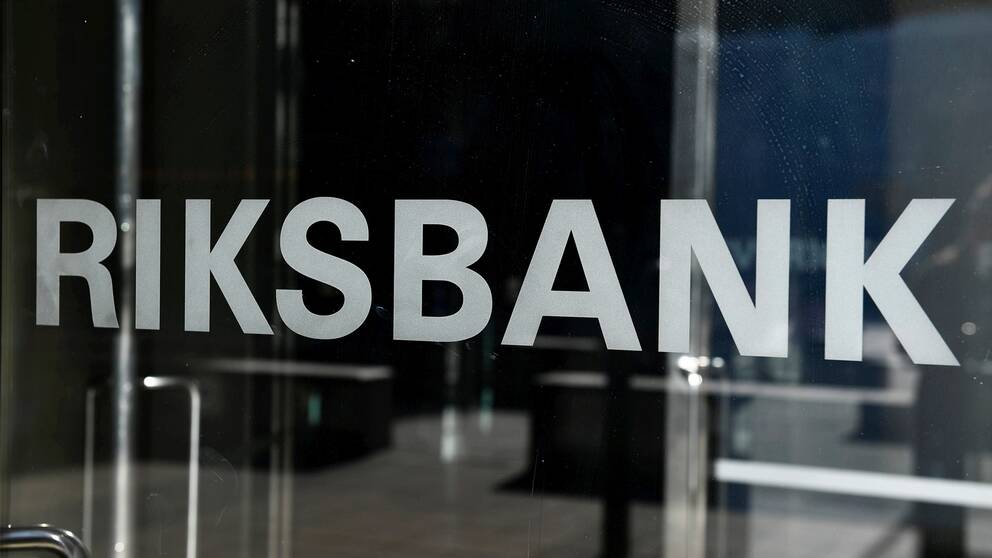 Texten Riksbank skrivet på glasdörr till entrén på Riksbanken i Stockholm