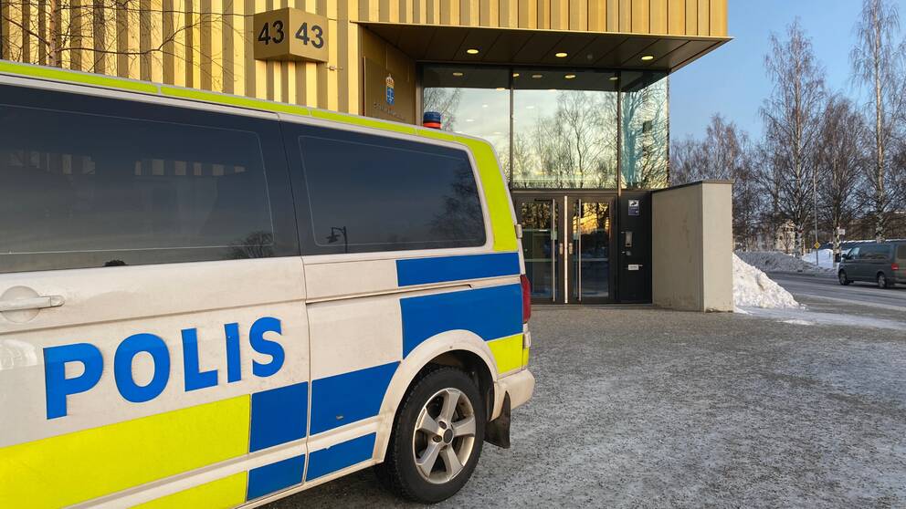 Polisbil framför bombhotade Rättscentrum i Luleå.