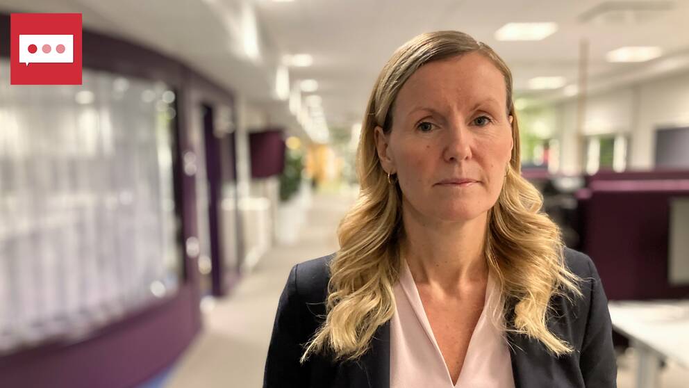Linda Larsson, avdelningschef Individ och familjeomsorgen i Skellefteå står i ett kontorslandskap.