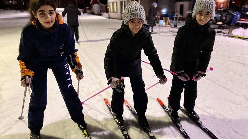 Tre av deltagarna som fastnat för längdskidor: Lareen Alkabra och Negin och Jasmine Raufi.