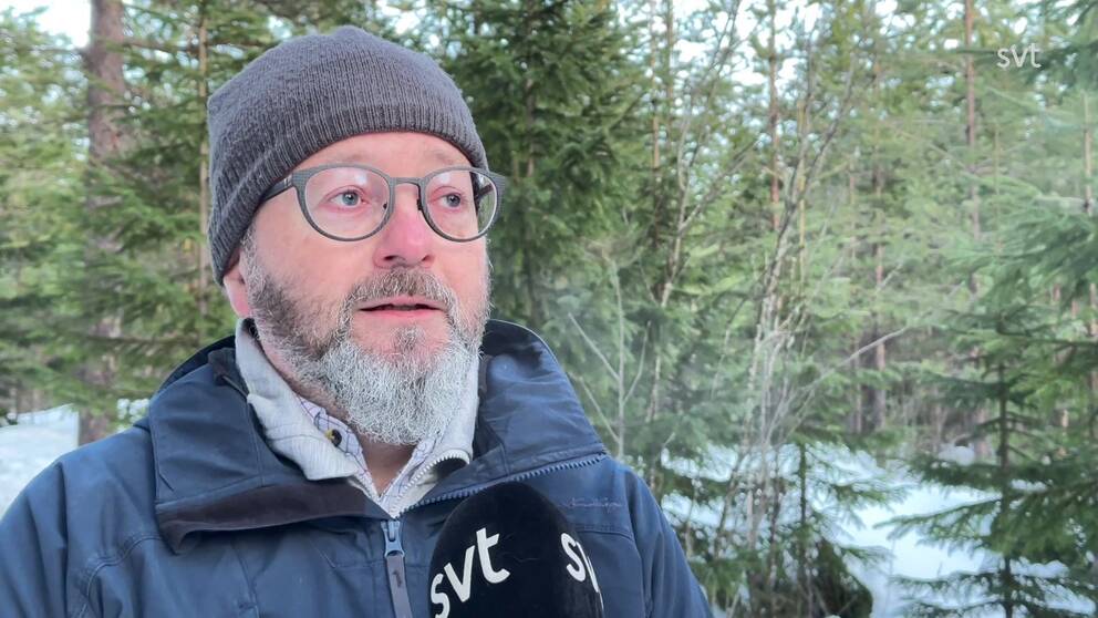 På bilden syns Magnus Andersson, chef skog och mark Holmen skog, i bakgrunden syns skog och snö.