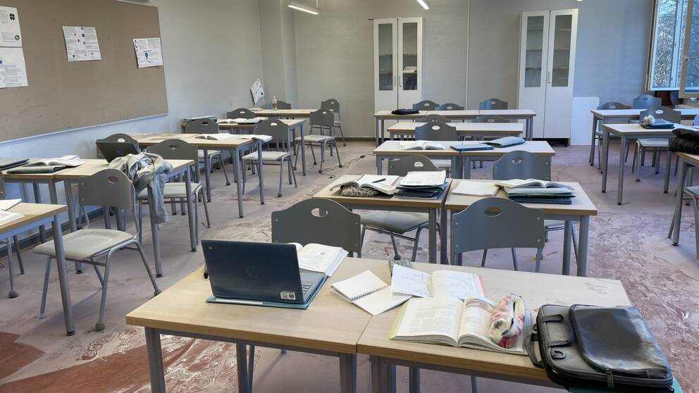 En maskerad person tog sig in i ett klassrum på Bergaskolan i Malmö på fredagen. Personen sprutade ner en lärare och hela klassrummet med en pulverbrandsläckare mitt under pågående lektion.