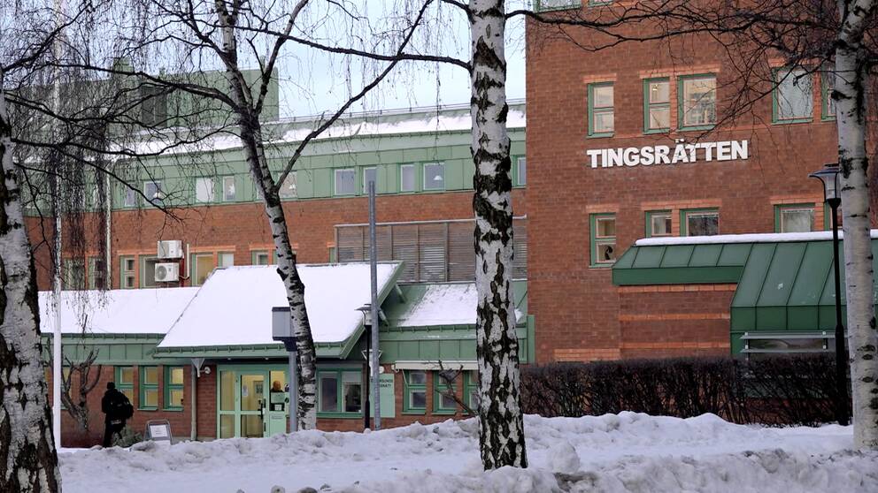 Översikts bild på Tingsrätten i Östersund. Rött tegel och gröna tak.
