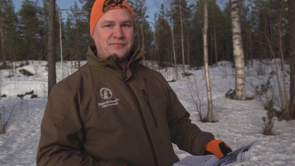 På bilden syns Sven Norgren som står utomhus. I bakgrunden syns träd och på marken ligger snön.