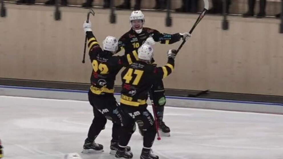 Broberg/Söderhamn firar ett av målen i derbysegern mot Bollnäs.