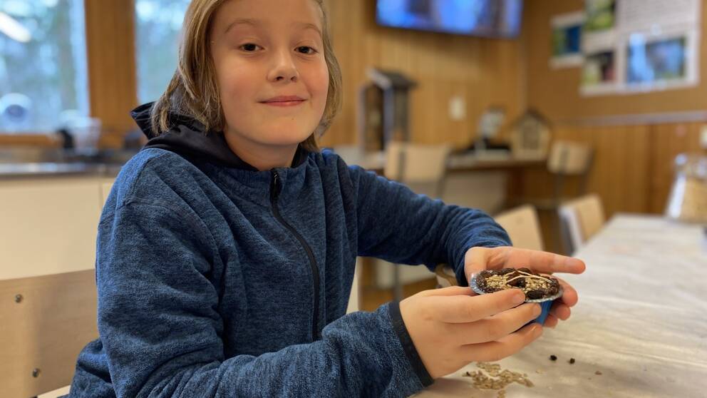Elvar Holmstrand, 10 år, håller i sin egengjorda fågelmuffins.