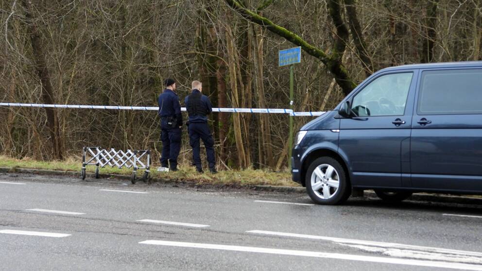 Bil och poliser står vid en skog, polisen har spärrat av ett stort område. Misstänkt mord i Agnesberg, angered, göteborg
