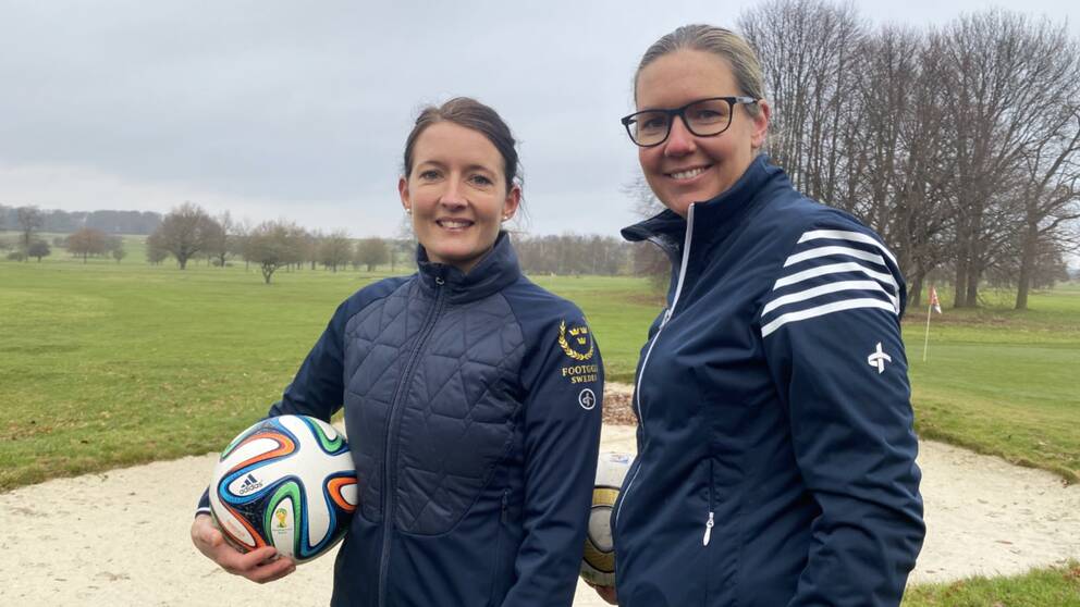Jannice Nettelhed och Sofie Magnusson från Landskrona står på en golfbana med en fotboll i handen.