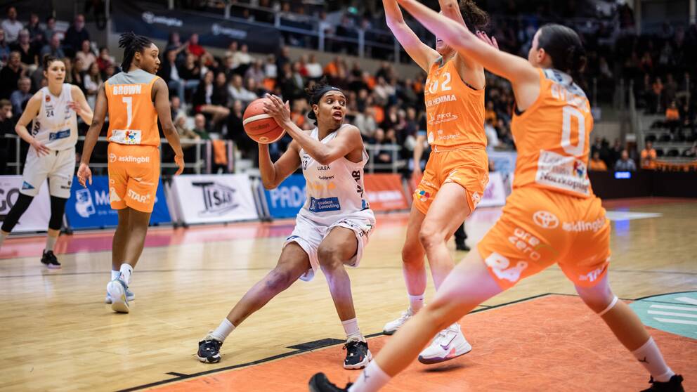 Bria Goss (med bollen) gjorde 23 poäng när Luleå krossade Norrköping.