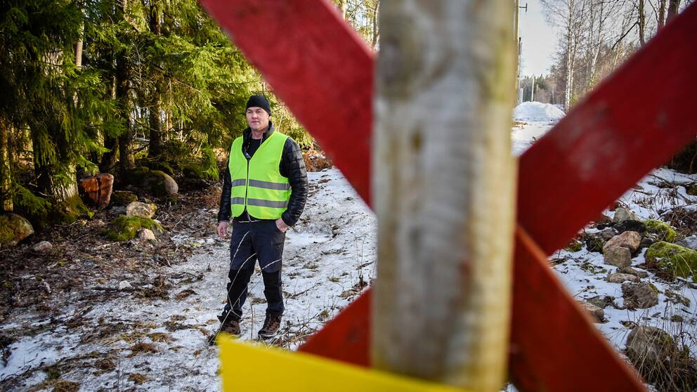 Johan Berntsson, ordförande i Gävle skoterklubb, står på en skoterled med minimalt snötäcke.
