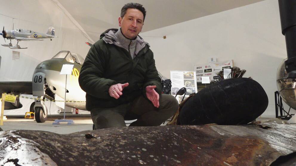 Författaren Lars Gyllenhaal framför vrakdelar av bombplanet Junkers Ju 86.