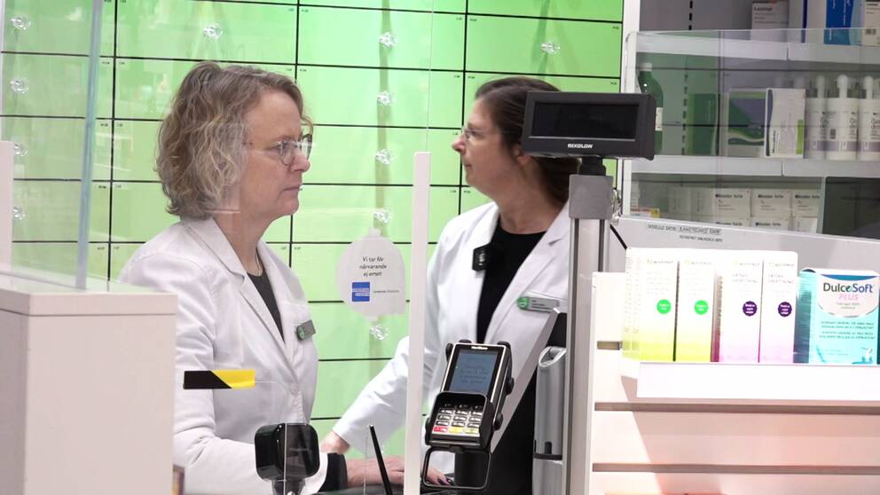 Två kvinnor som jobbar på ett apotek i Umeå stor bakom disken.