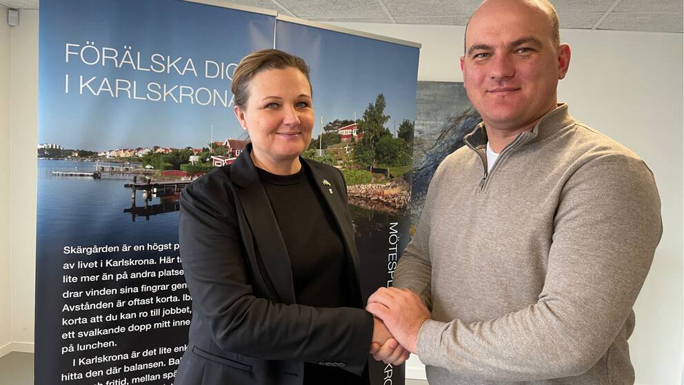 Emma Swahn Nilsson (M),  Chortkivs borgmästare Volodomyr Shmatko skakar hand i Karlskrona kommunhus.